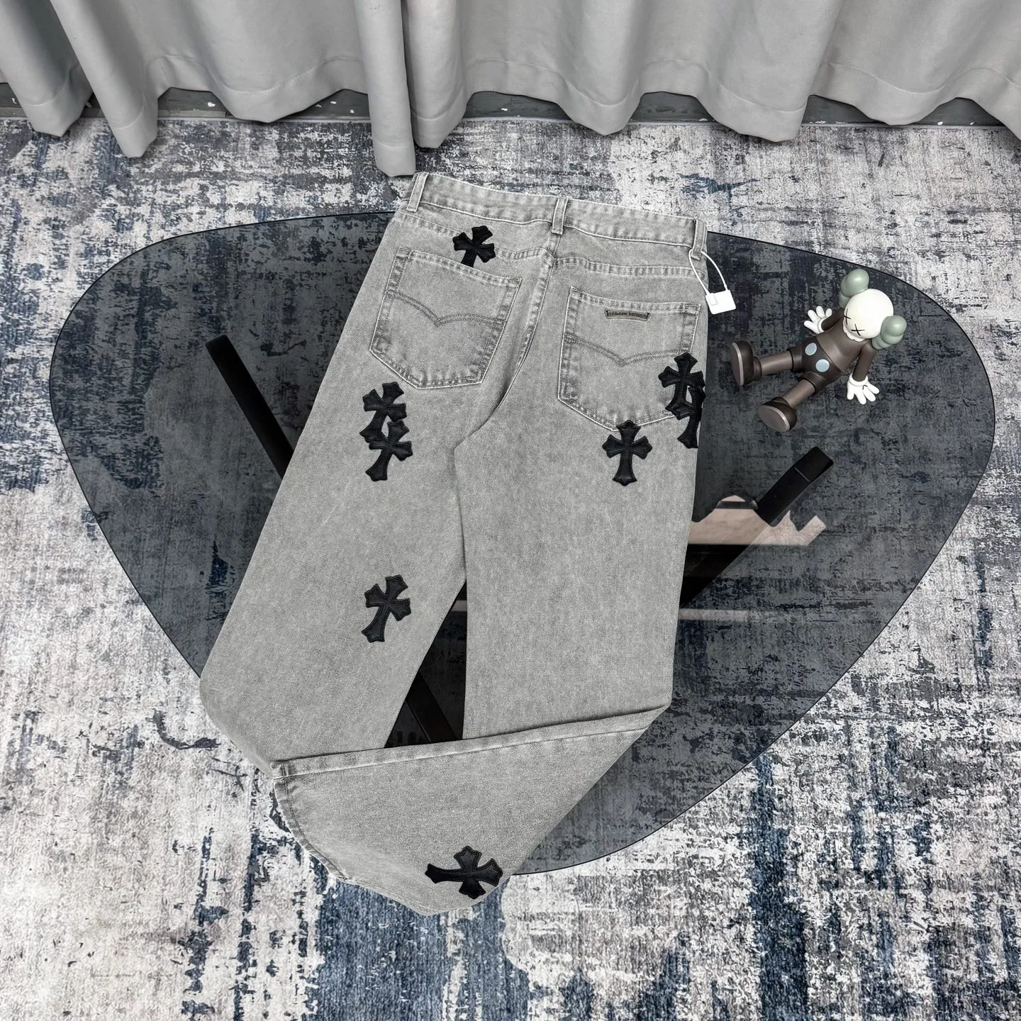 P230 Chrome Hearts CH Chrome Hearts Heavy Industry Damaged High Street Jeans exude unruly personality and unique charm. Every wear and tear is carefully designed to present a unique artistic feel. Made of imported denim fabric, which has undergone heavy industrial washing and destruction treatment, the trousers show a super cool effect on the upper body, allowing you to dominate the fashion stage.  This is more than just a pair of jeans, it is an expression of attitude. With its unique design concept and ultimate pursuit of details, Croxin breaks traditional boundaries and defines the jeans trend in the new era. The trousers are made of double-layer woven fabric and matched with customized hardware, showing an incomparably beautiful and unique style, making every wearer the focus of fashion. Imported denim fabric, super heavy-duty washed and damaged, the upper body is super cool! Customized hardware. Unbeatable and beautiful style. The production process is difficult. Full of high street feel. Color: Gray Size: S M L XL XXL